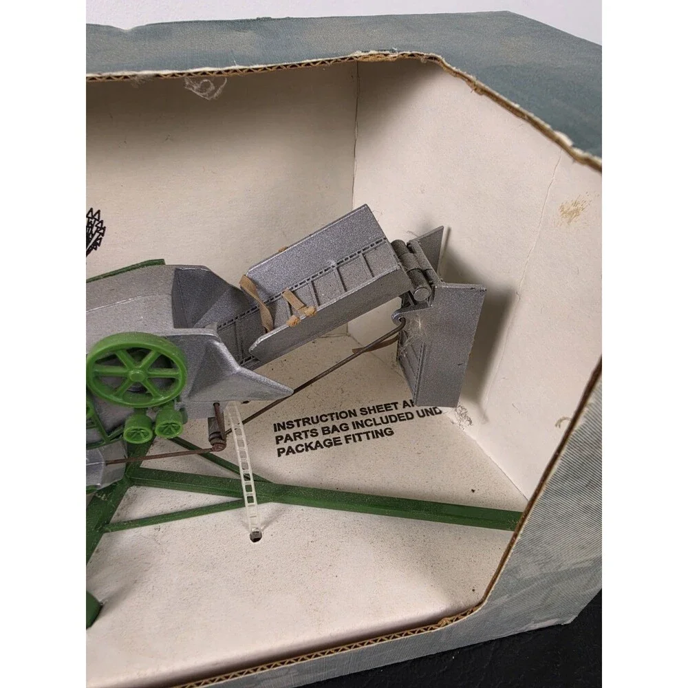 Spec-Cast 1938 John Deere 28x46 Thresher Special Edition 1/28th Scale